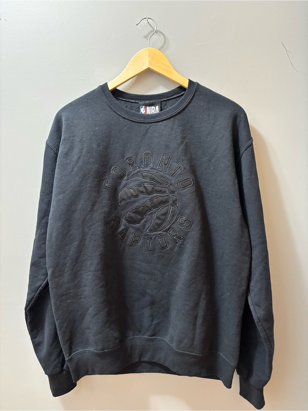 men’s black NBA toronto raptors crewneck size m